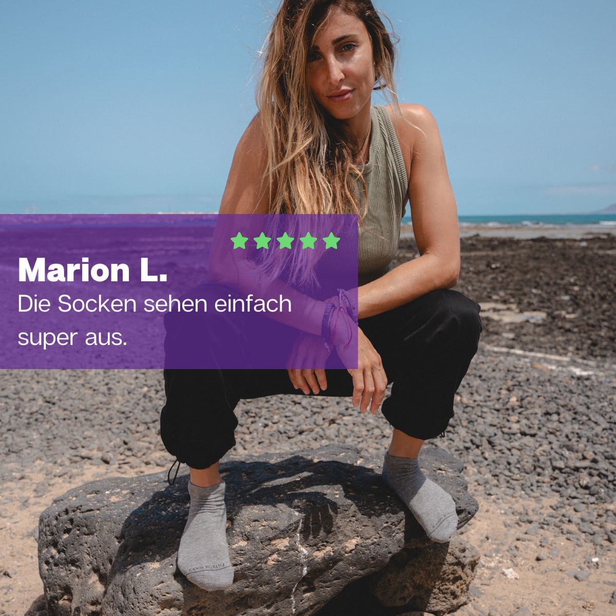 Frau am Strand hockend in grauen Sneaker Socken von PATRON SOCKS