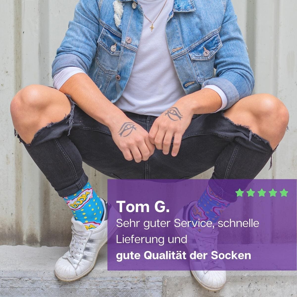 Comic Socken von PATRON SOCKS mit weißen Turnschuhen