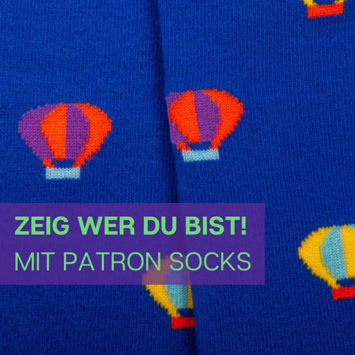 Nahaufnahme des lustigen Designs der blauen Heißluftballon Socken von PATRON SOCKS