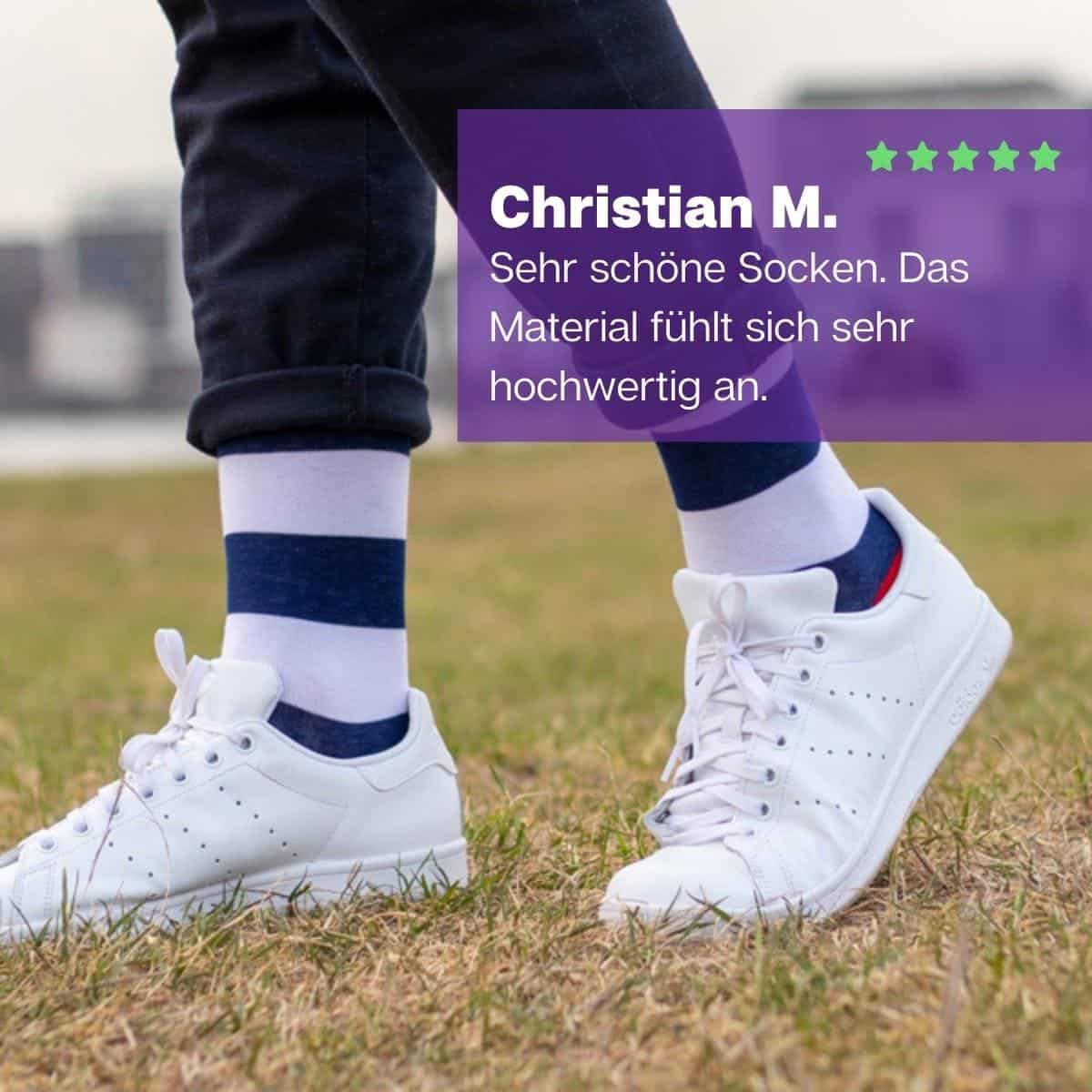 Streifen Socken von PATRON SOCKS mit weißen Sneaker Schuhen