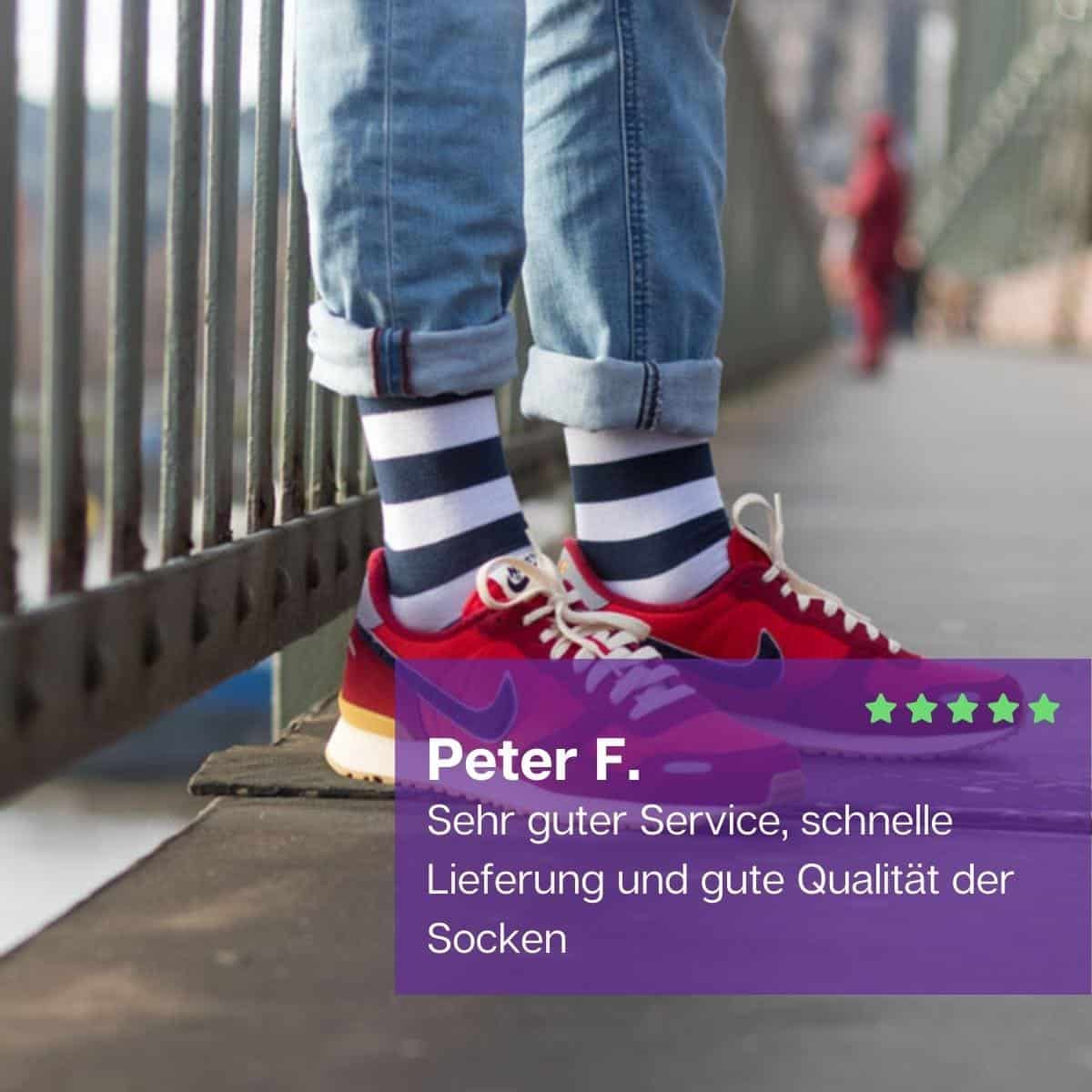 Streifen Socken von PATRON SOCKS mit roten Nike Schuhen