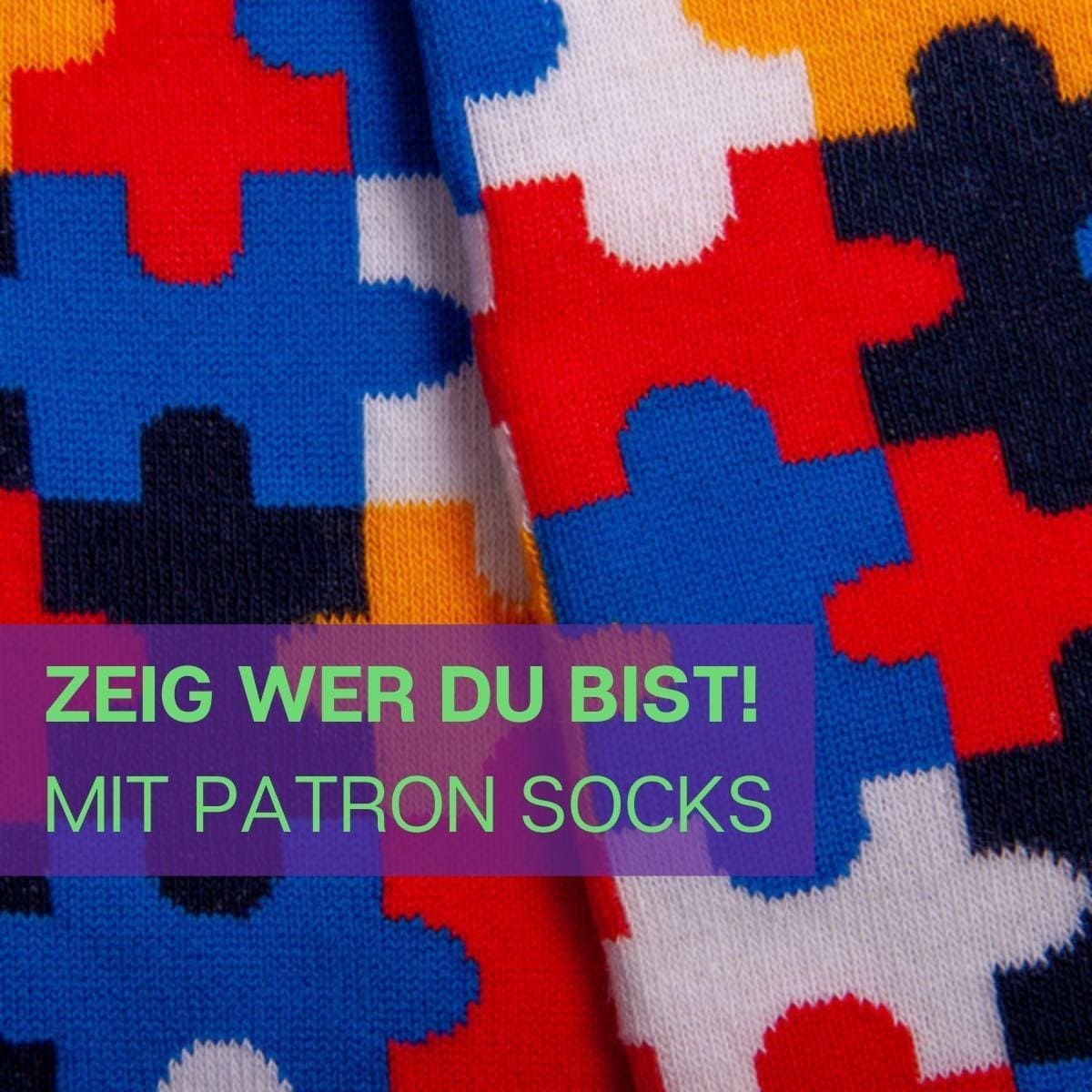 Nahaufnahme des außergewöhnlichen Designs der blauen Puzzle Socken von PATRON SOCKS