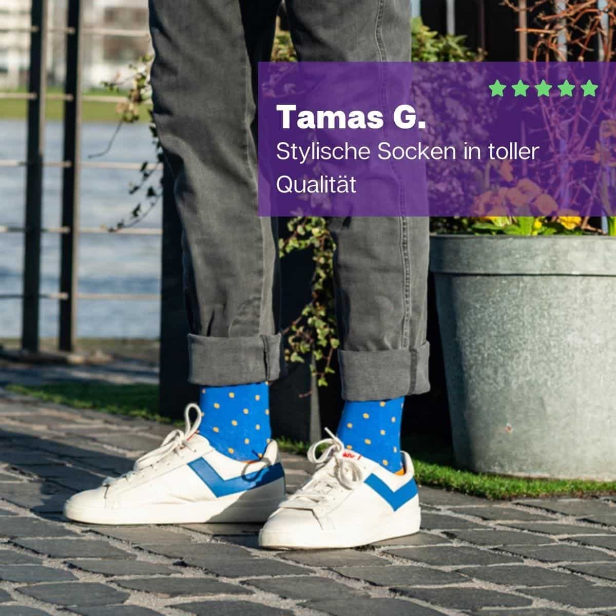 Punkte Socken von PATRON SOCKS mit weißen Sneaker Schuhen