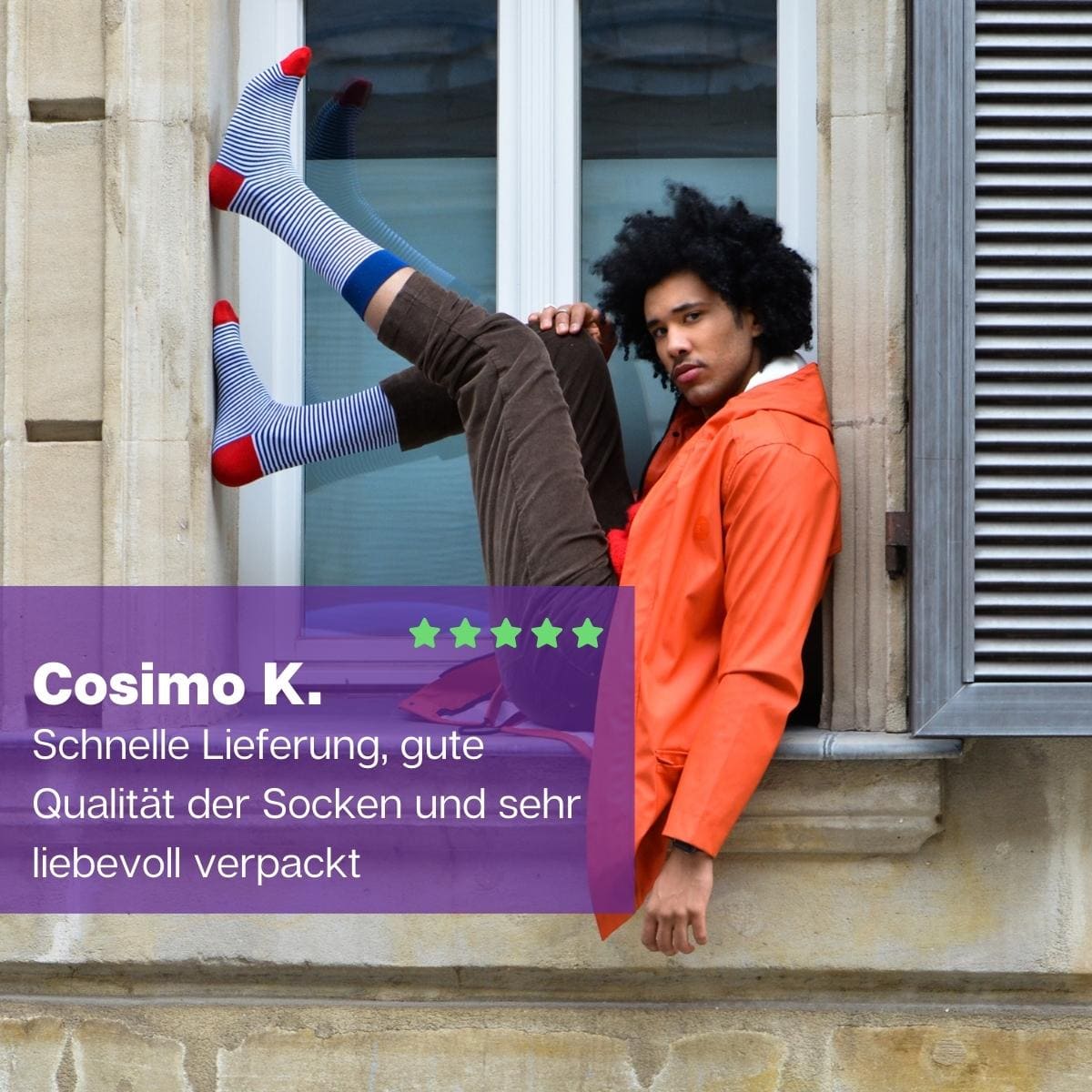 Streifen Socken von PATRON SOCKS an Füßen von Mann am Fenster