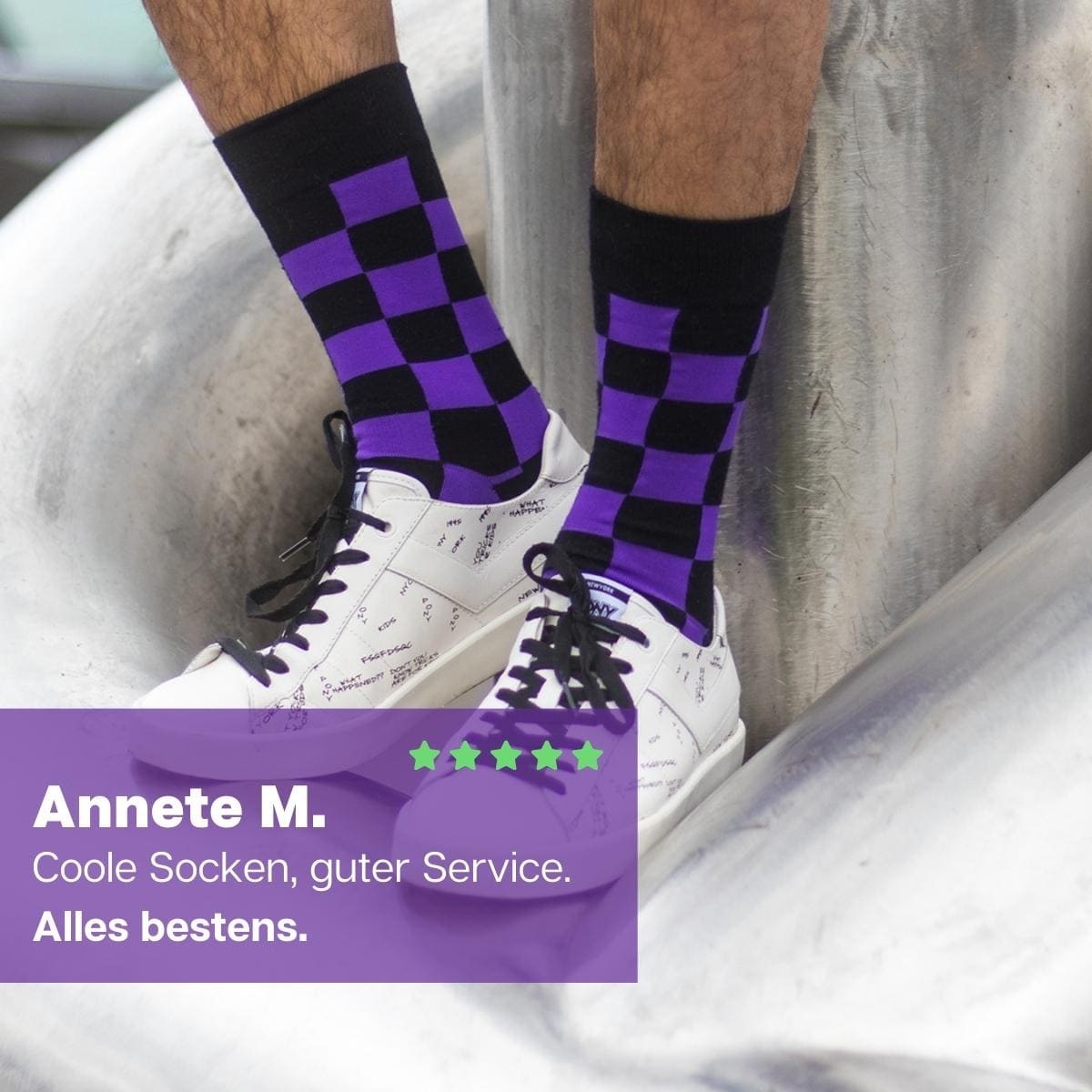 Schachbrett Socken von PATRON SOCKS mit weißen Schuhen