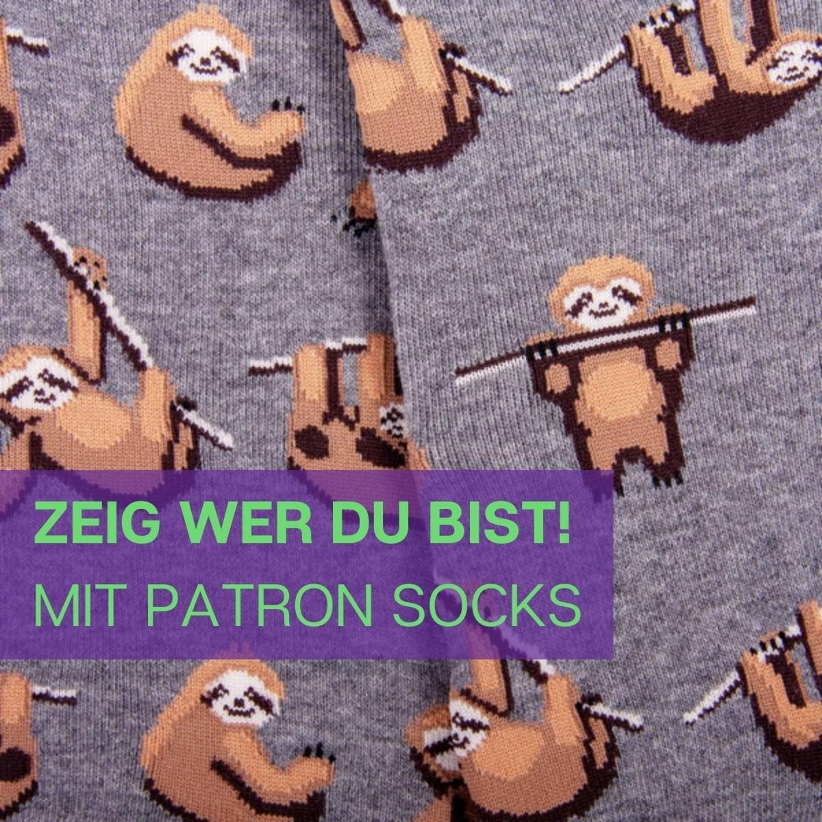 Nahaufnahme des süßen Designs der grauen Faultier Socken von PATRON SOCKS