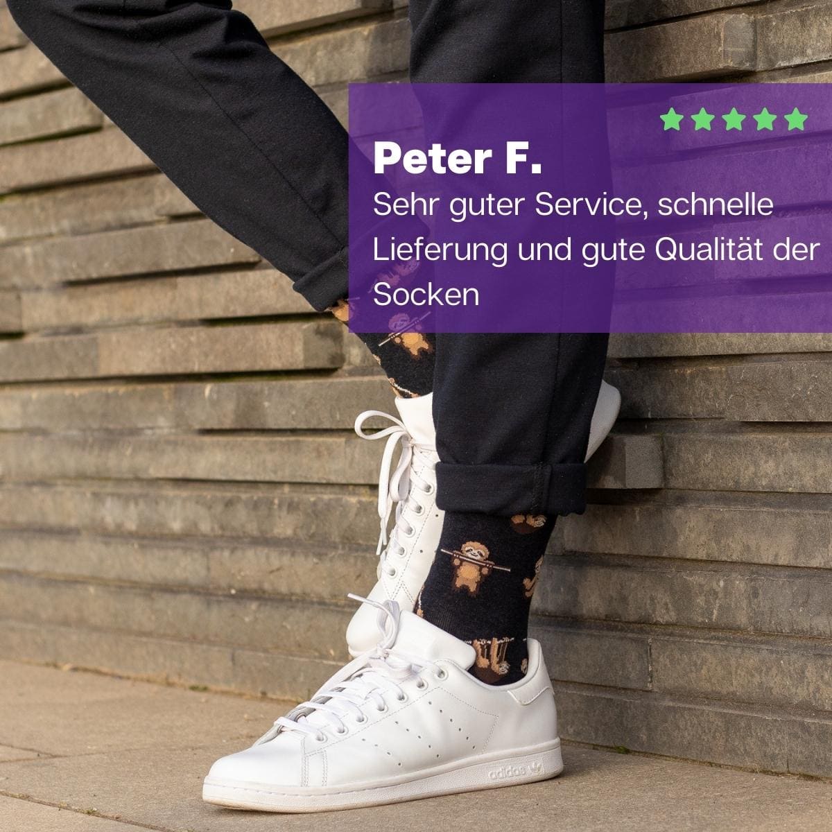 Faultier Socken von PATRON SOCKS mit weißen Adidas Schuhen