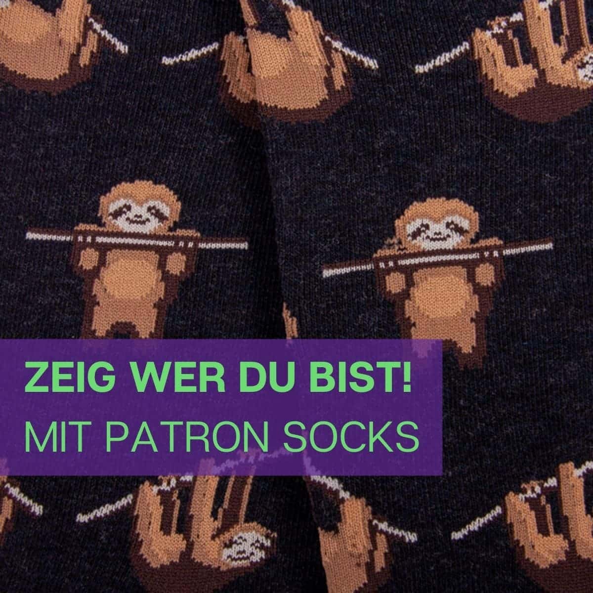 Nahaufnahme des witzigen Designs der dunkelblau melierten Faultier Socken von PATRON SOCKS
