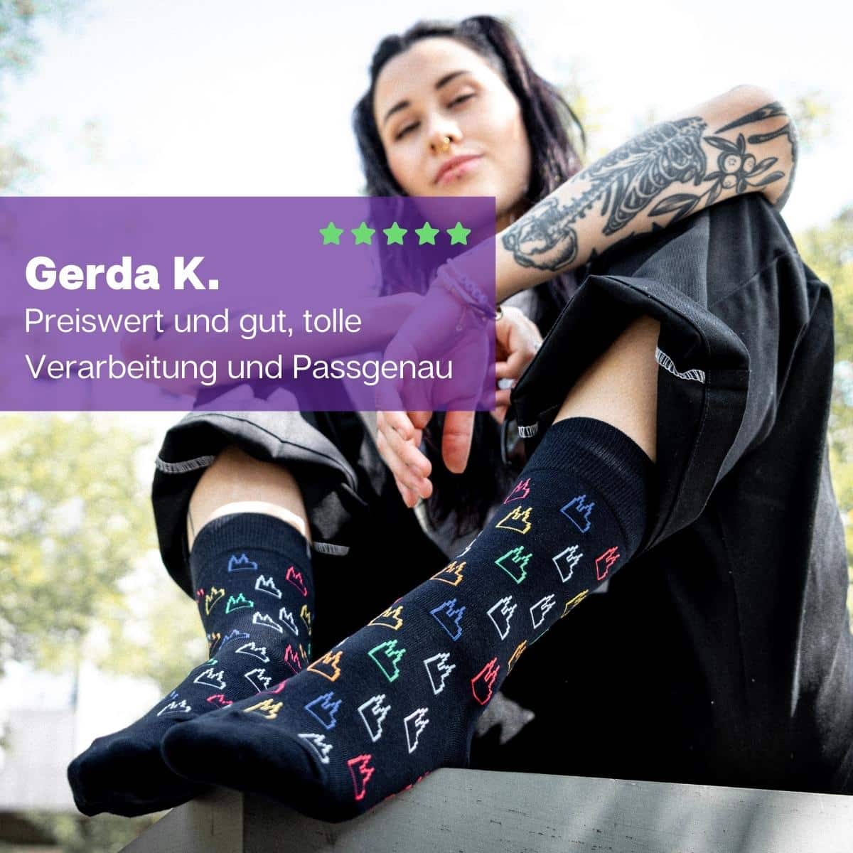 schwarze Dom Socken von PATRON SOCKS von Frau tragend