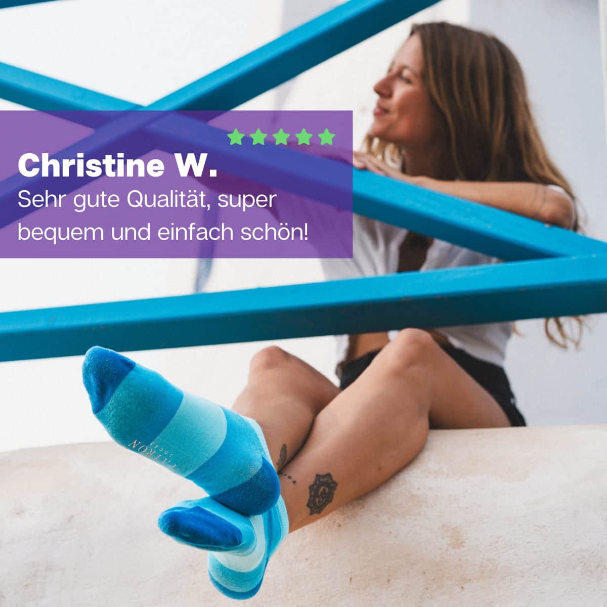 Frau sitzend mit türkis gestreiften Sneaker Socken von PATRON SOCKS