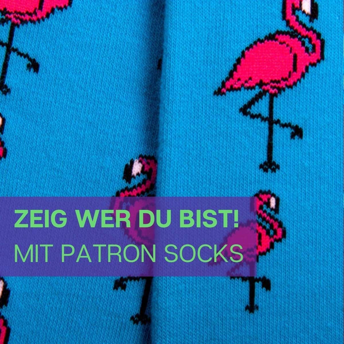 Nahaufnahme der weichen türkisen Sneaker Socken mit Flamingo Motiv von PATRON SOCKS