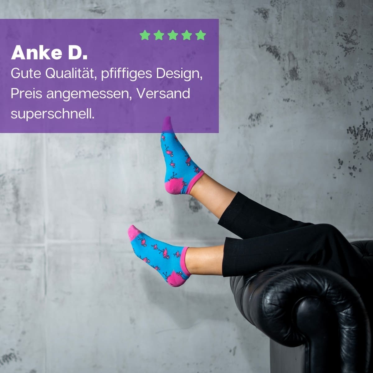 Frau auf Sofa liegend mit hochgestreckten Beinen mit türkisen Flamingo Sneaker Socken von PATRON SOCKS