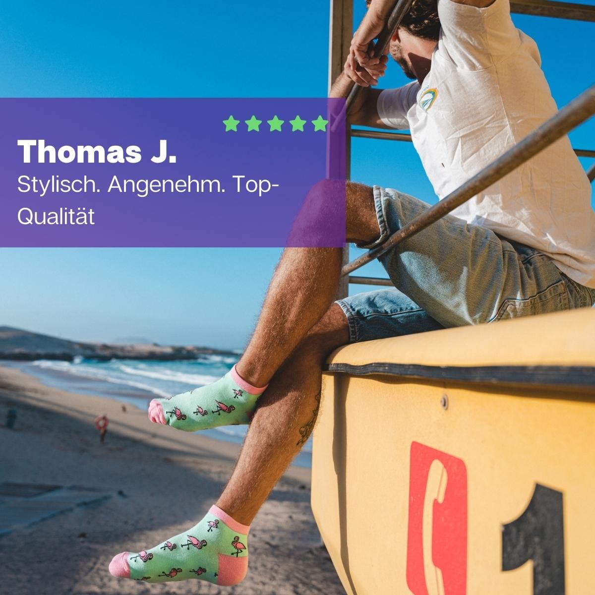 Mann an einem Geländer sitzend mit grünen Flamingo Socken von PATRON SOCKS
