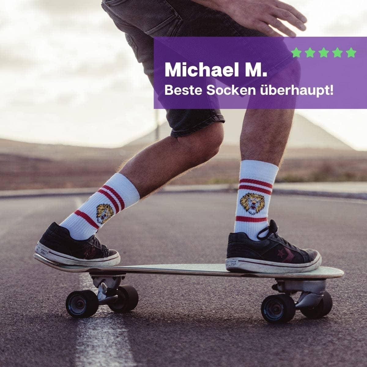 Skater mit weißen Tennissocken mit Löwenkopf von PATRON SOCKS
