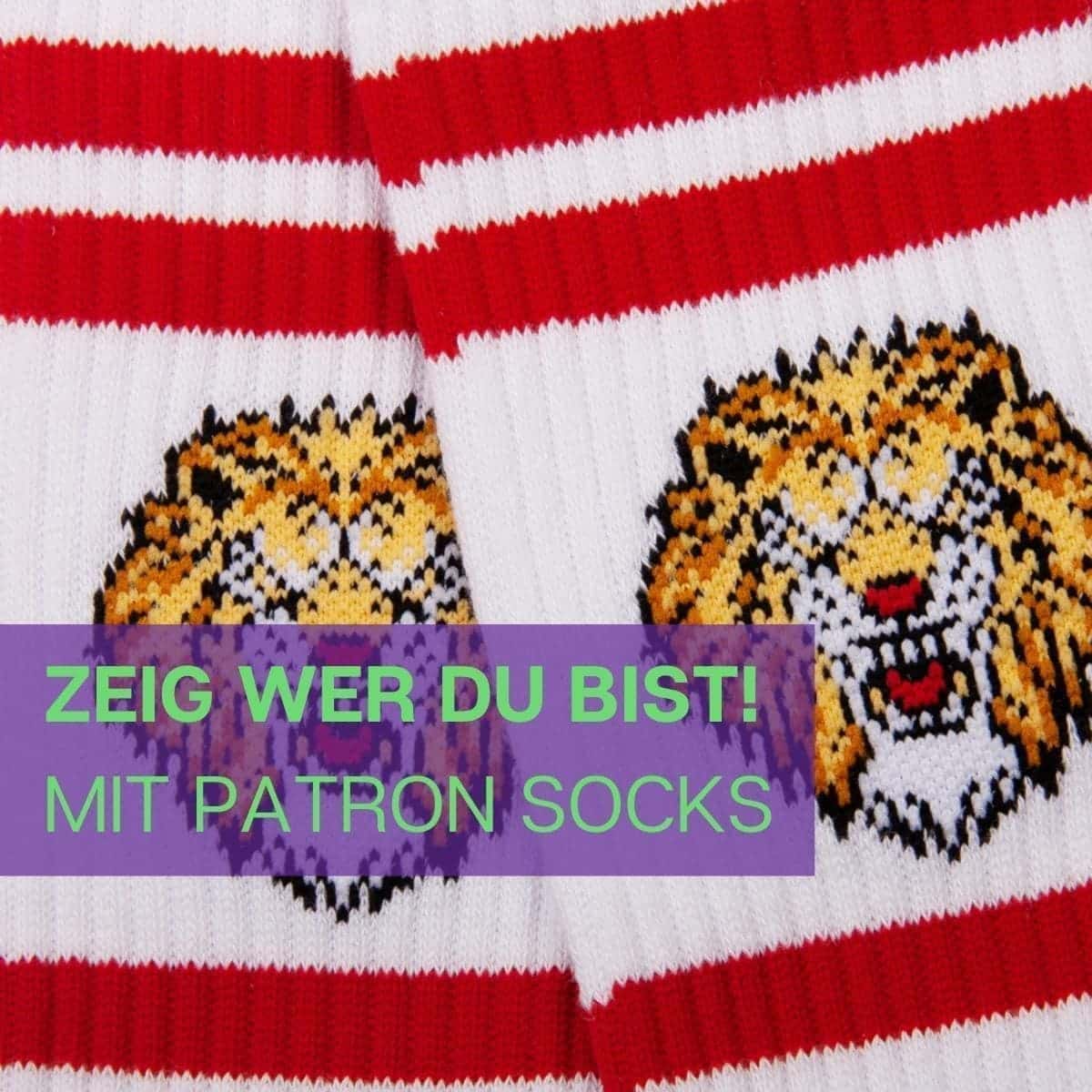 Nahaufnahme des eindrucksstarken Designs der weißen Tennissocken mit Löwenkopf von PATRON SOCKS