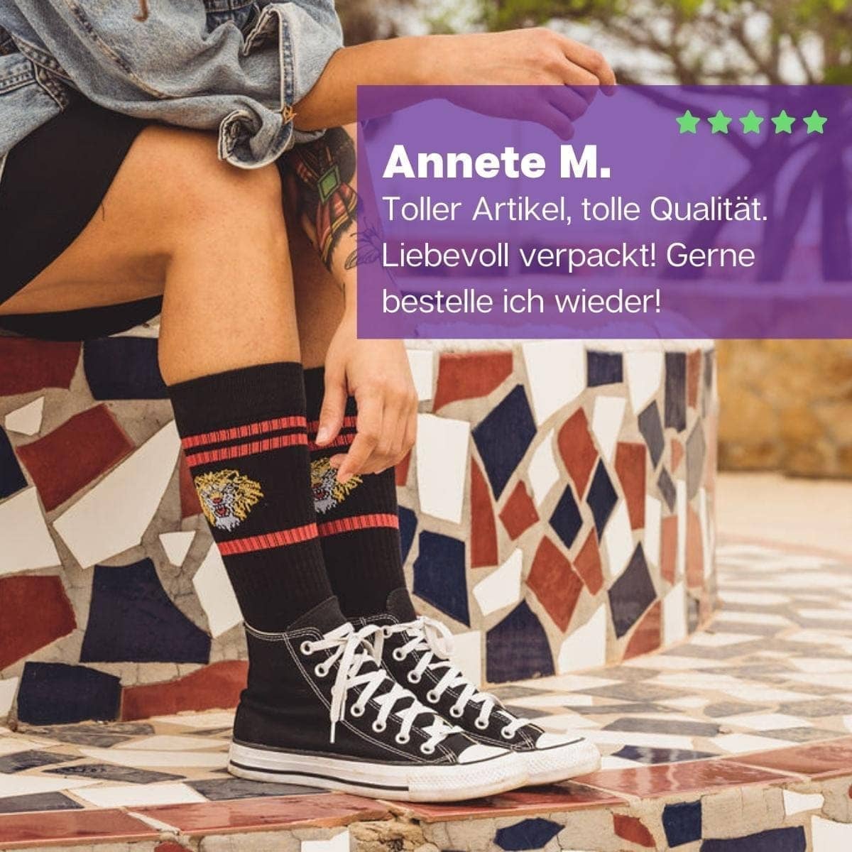 Füße mit atmungsaktiven schwarzen Tennissocken von PATRON SOCKS