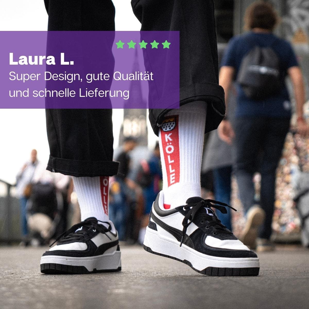Füße mit weißen Tennissocken mit Kölle Schriftzug und Kölner Wappen von PATRON SOCKS