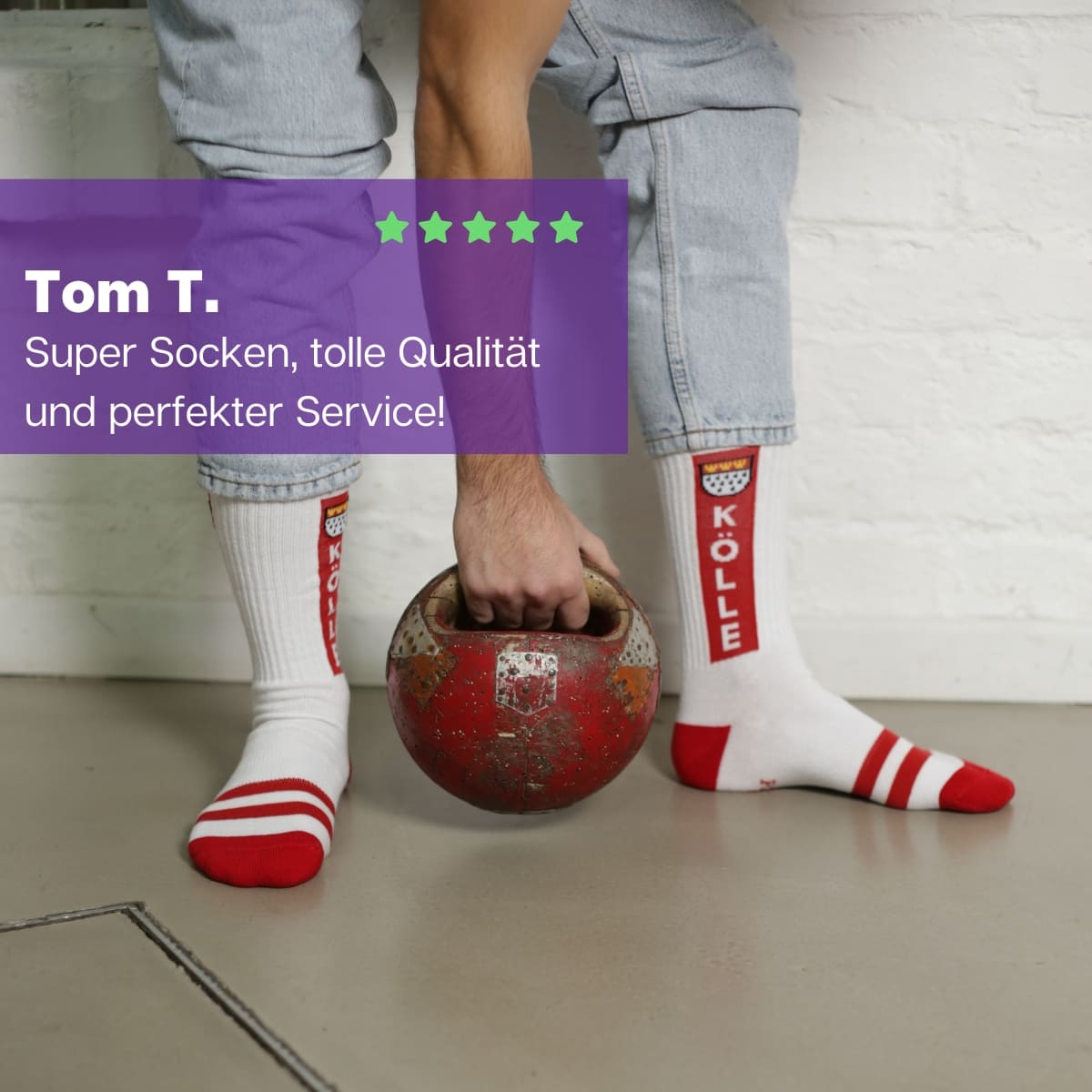 Mann, Gewicht hebend, mit weissen Tennissocken mit Kölle Schriftzug und Kölner Wappen von PATRON SOCKS