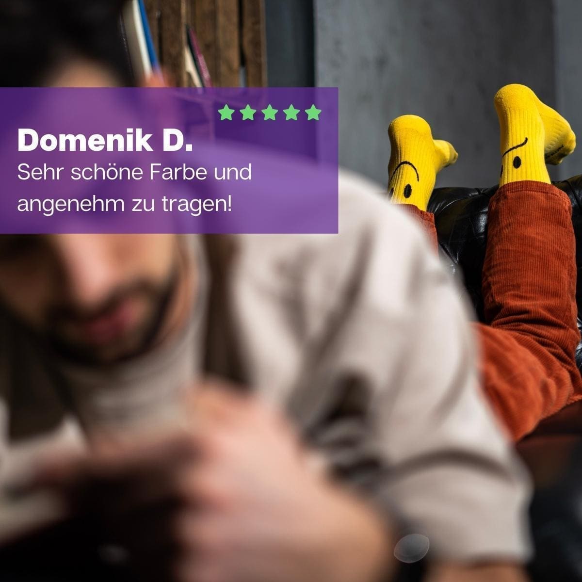 Mann auf Sofa liegend mit gelben Sportsocken mit Smile Motiv von PATRON SOCKS
