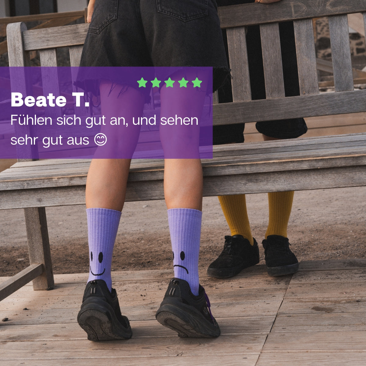 Frau sich über eine Bank beugend mit lila Smile Sportsocken on PATRON SOCKS
