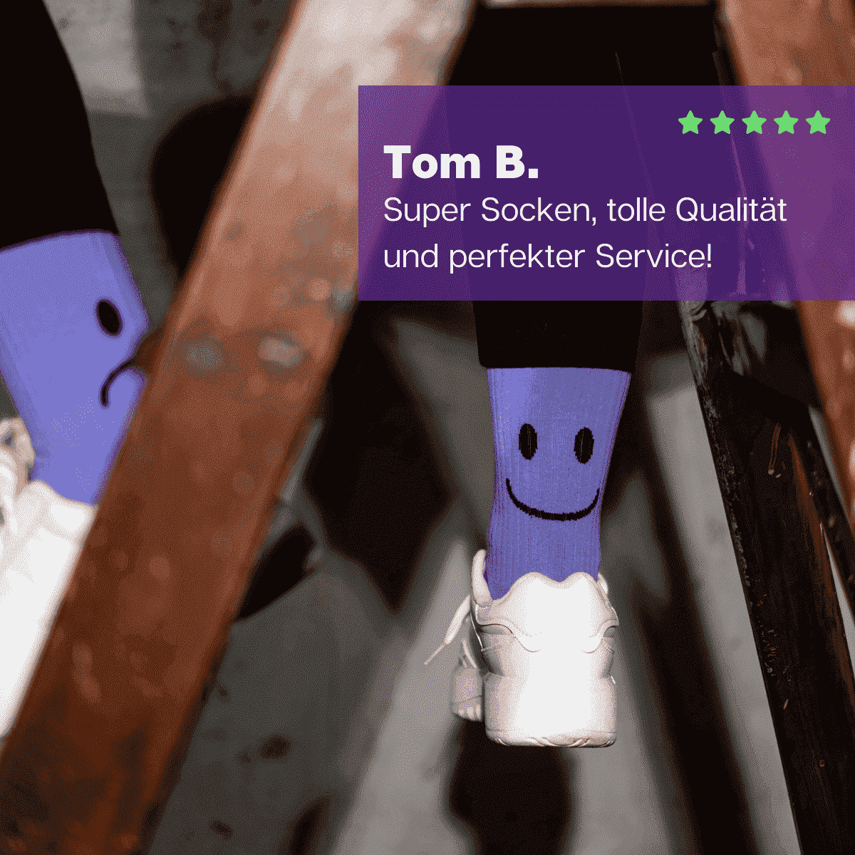 Füße in weißen Schuhen auf Möbelroller stehend mit lila Smile Sportsocken von PATRON SOCKS