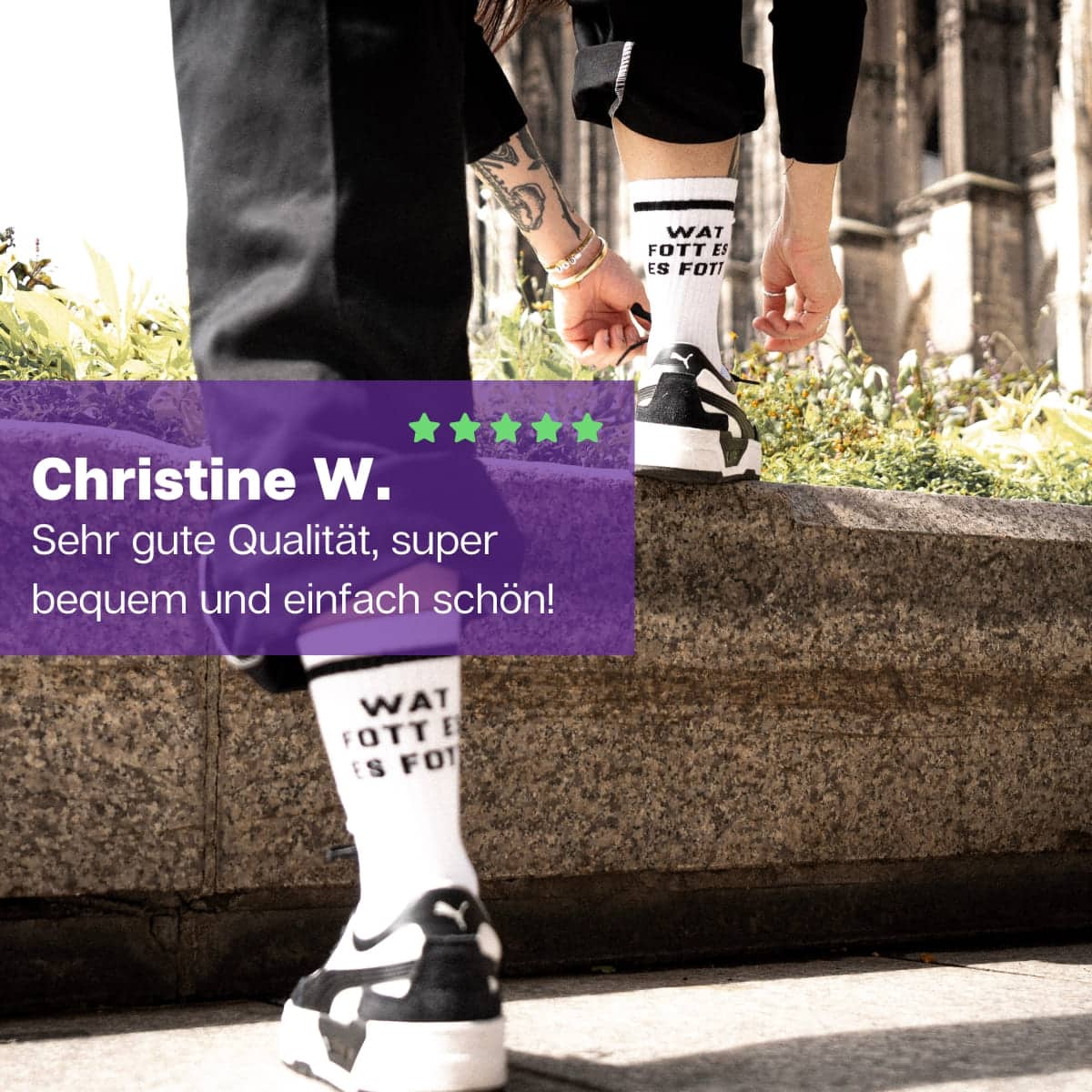Füße in weißen Watt fott Sportsocken von PATRON SOCKS und im Hintergrund ist der Kölner Dom.