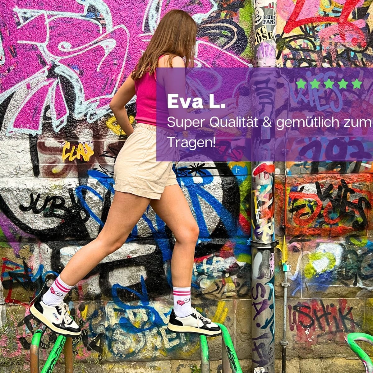 Mädchen vor Graffiti Wand mit halbhohen Donut Sportsocken von PATRON SOCKS