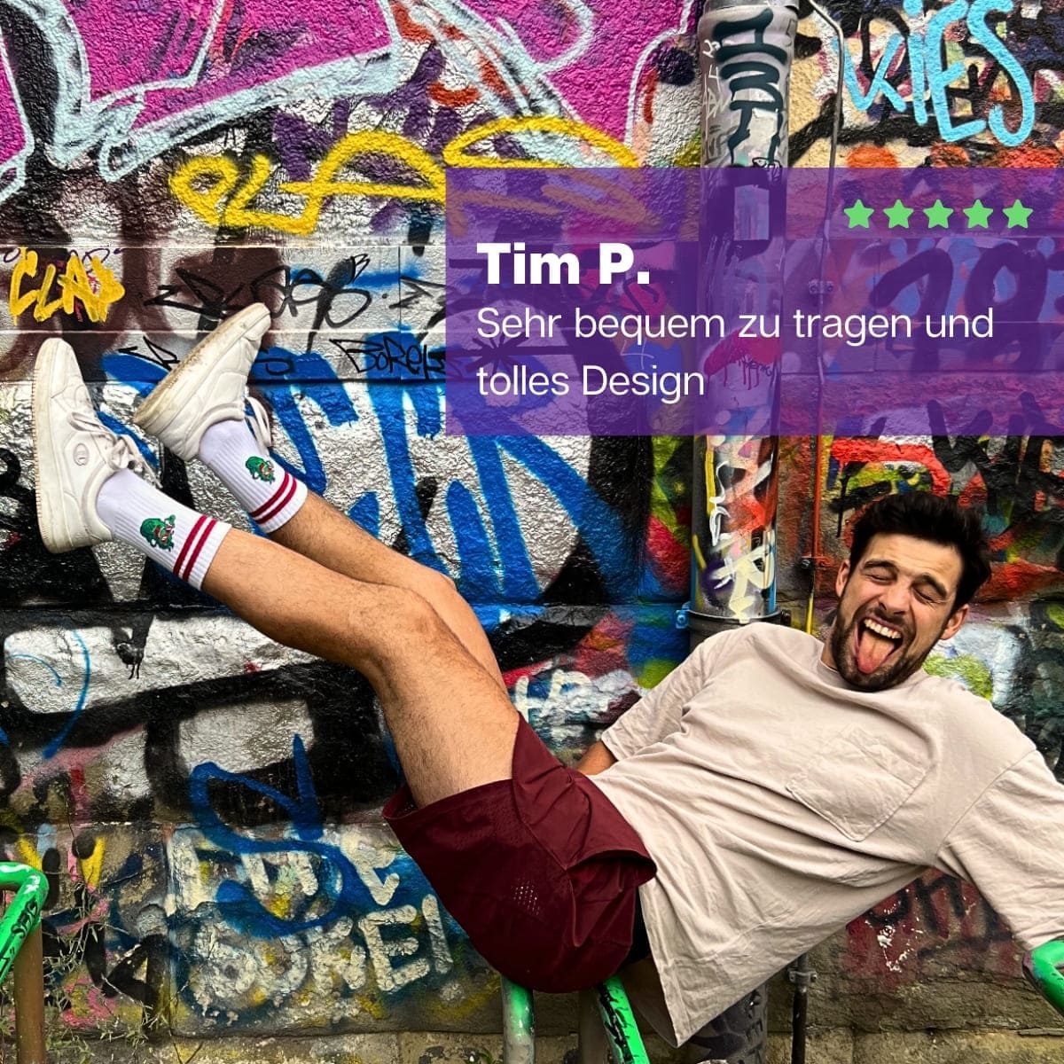 Mann trägt weiße Turnschuhe, dazu halbhohe Sportsocken mit Gurkenmotiv von PATRON SOCKS
