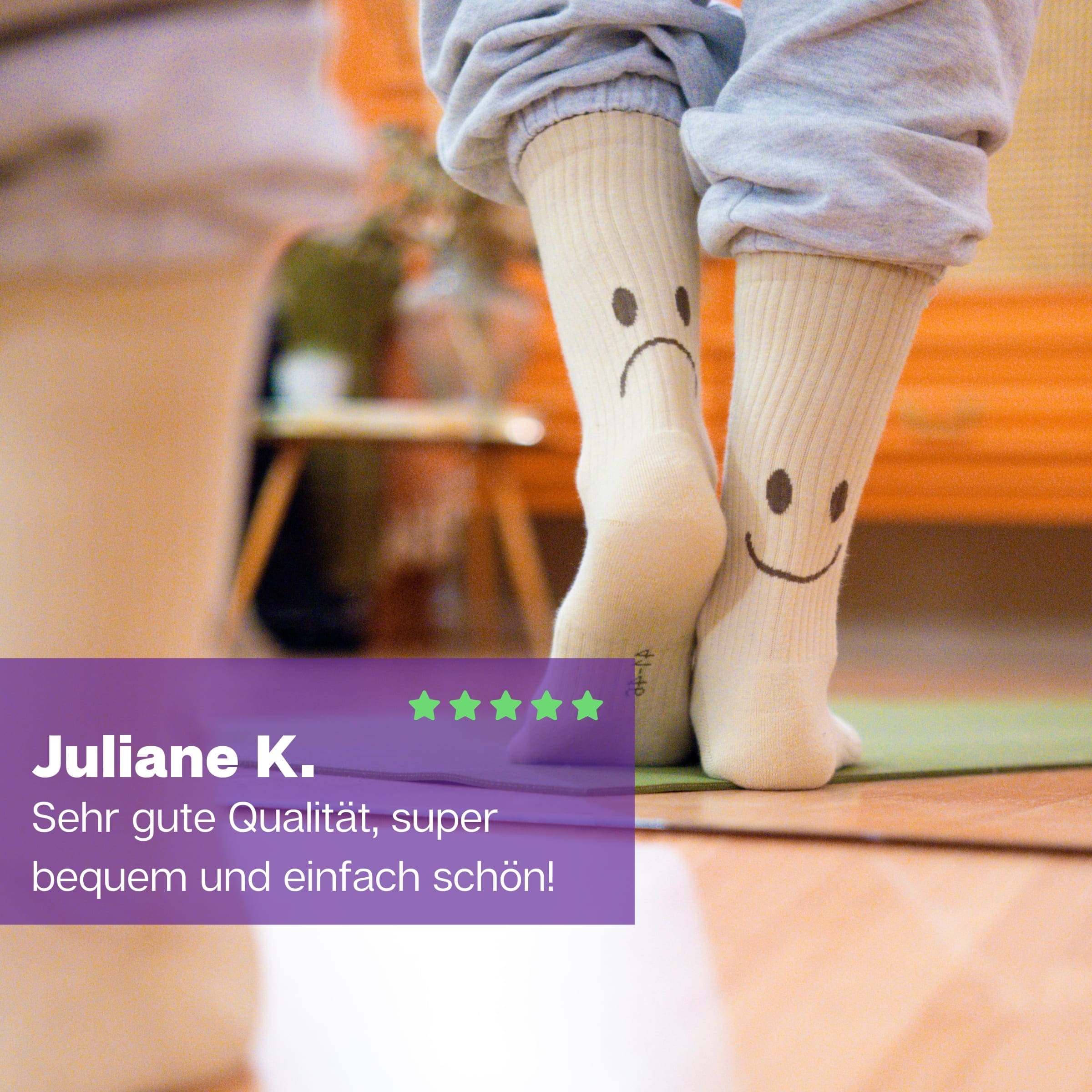 Laufende Füße mit beigen Sportsocken mit Smile Motiv von PATRON SOCKS