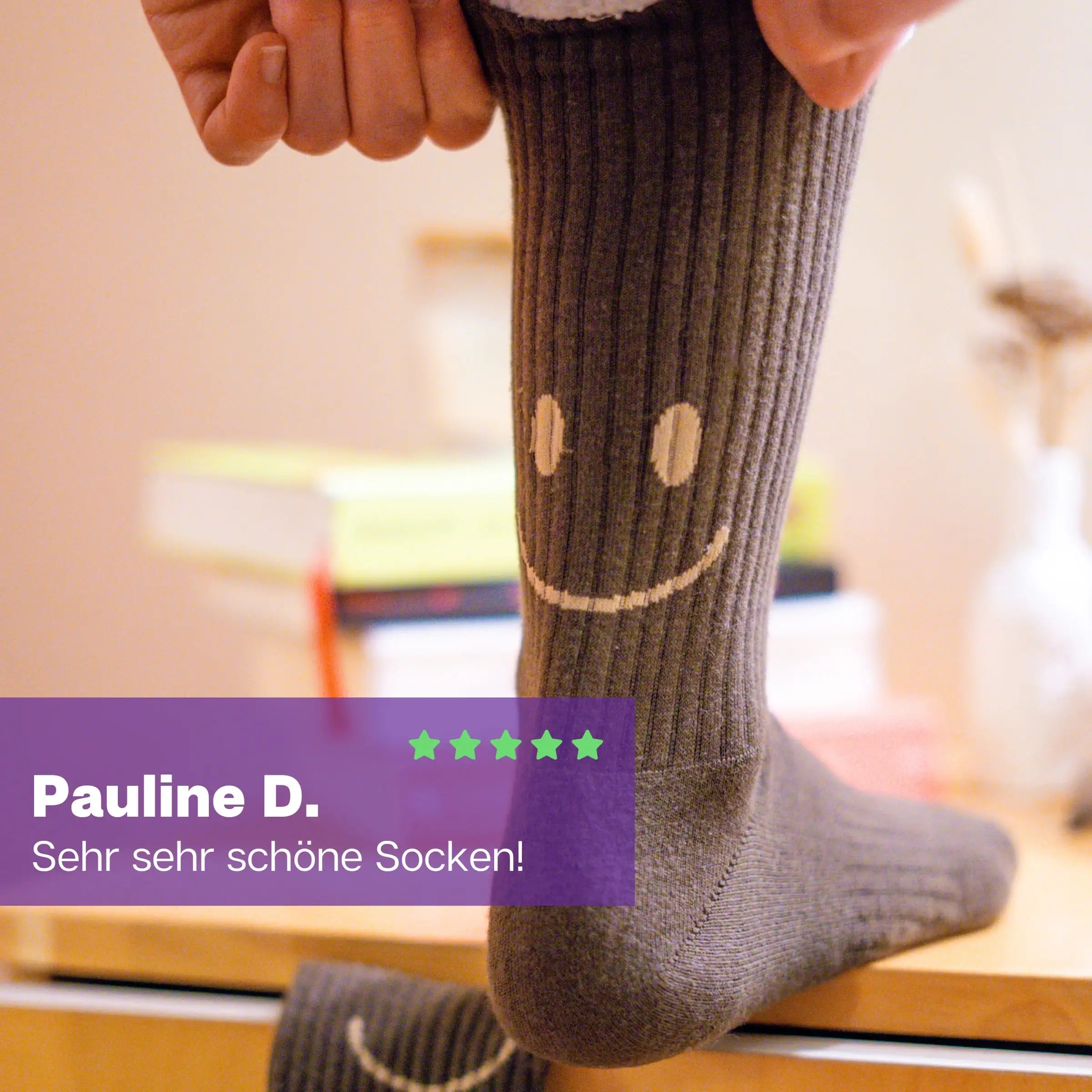 Fuß auf Hocker stehend mit braunen Sportsocken mit Smile Motiv von PATRON SOCKS