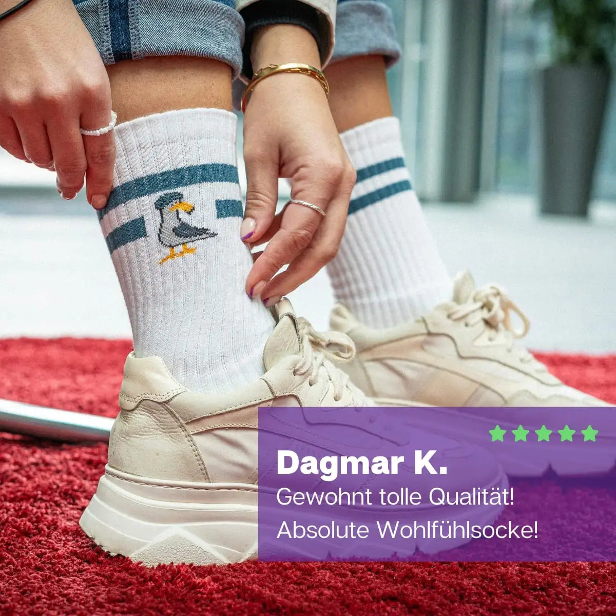 Weiße Sportsocken mit dunkelgrünen Streifen und coolem Möwen Motiv von PATRON SOCKS