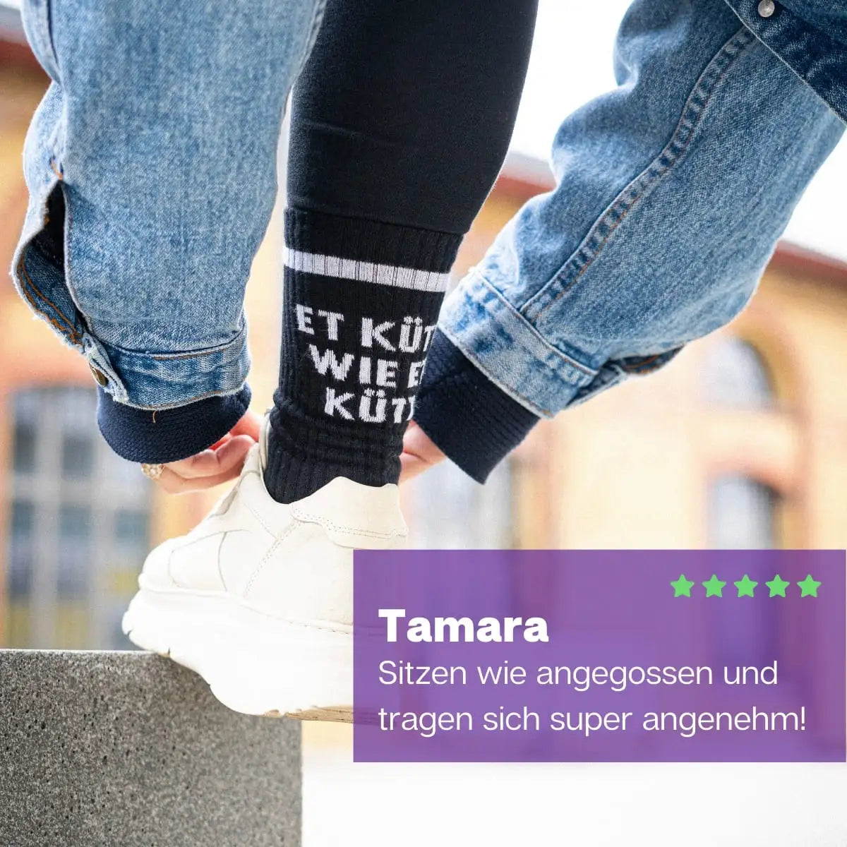 Schwarze Sportsocken am Fuß mit weißem ET KÜTT Schriftzug von PATRON SOCKS