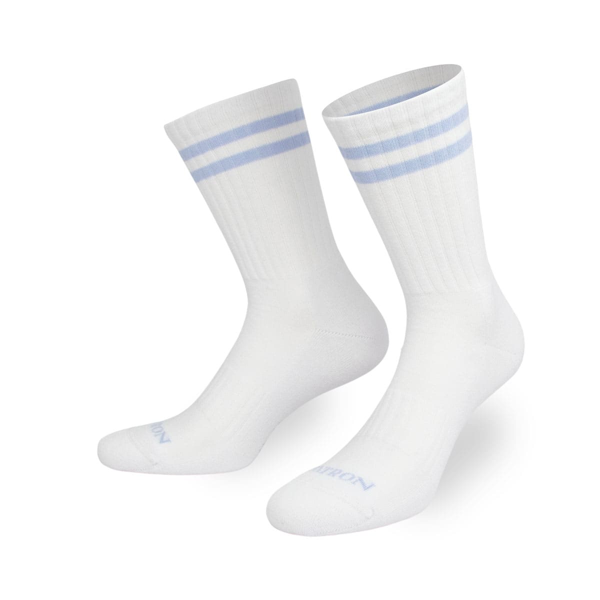 Atmungsaktive weiße Sportsocke mit zwei hellblauen Streifen von PATRON SOCKS