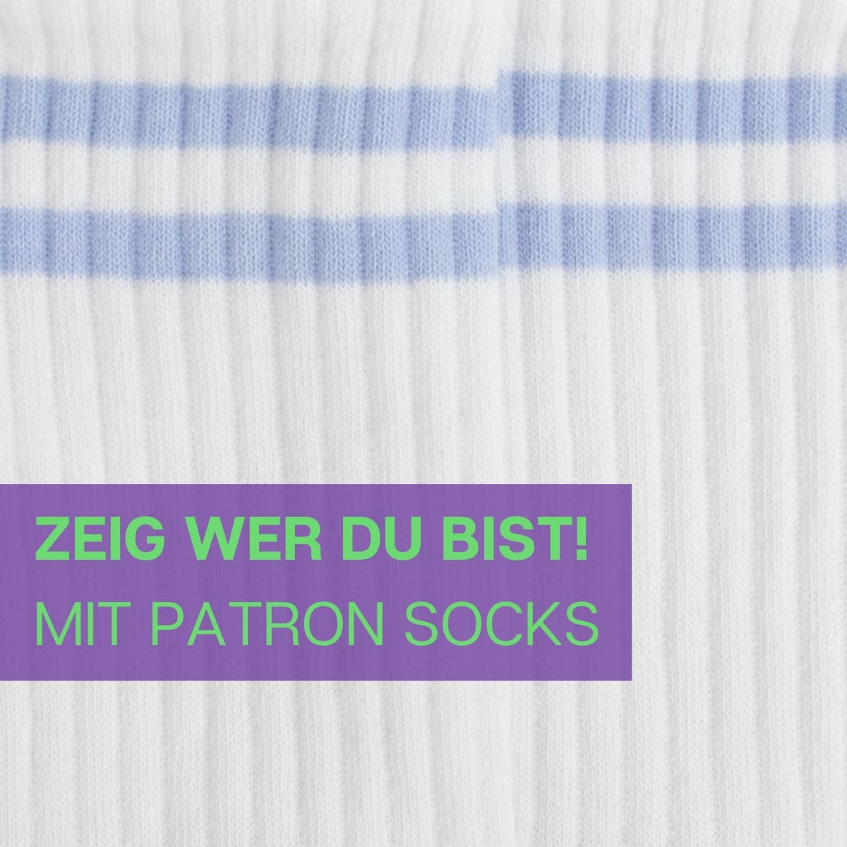 Nahaufnahme der Tennissocke in weiß mit hellblauen Streifen von PATRON SOCKS