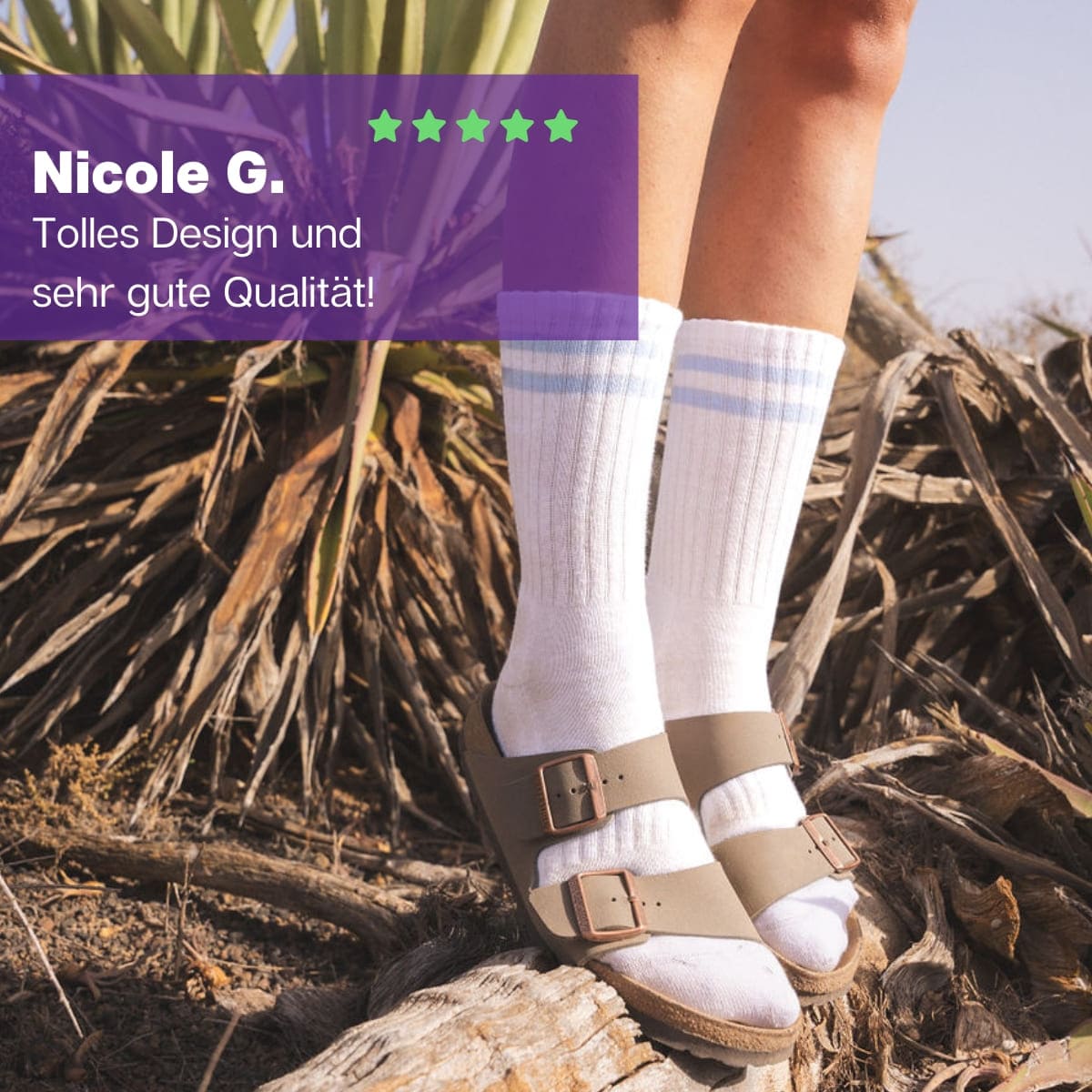 Frau steht auf einem Ast am Strand und trägt die weißen Sportsocken mit blauen Streifen von PATRON SOCKS