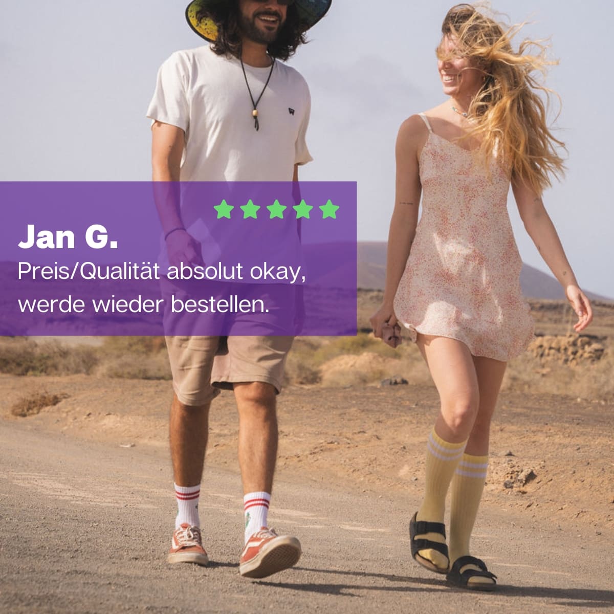 Frau und Mann gehend durch die Straße mit Sportsocken von PATRON SOCKS