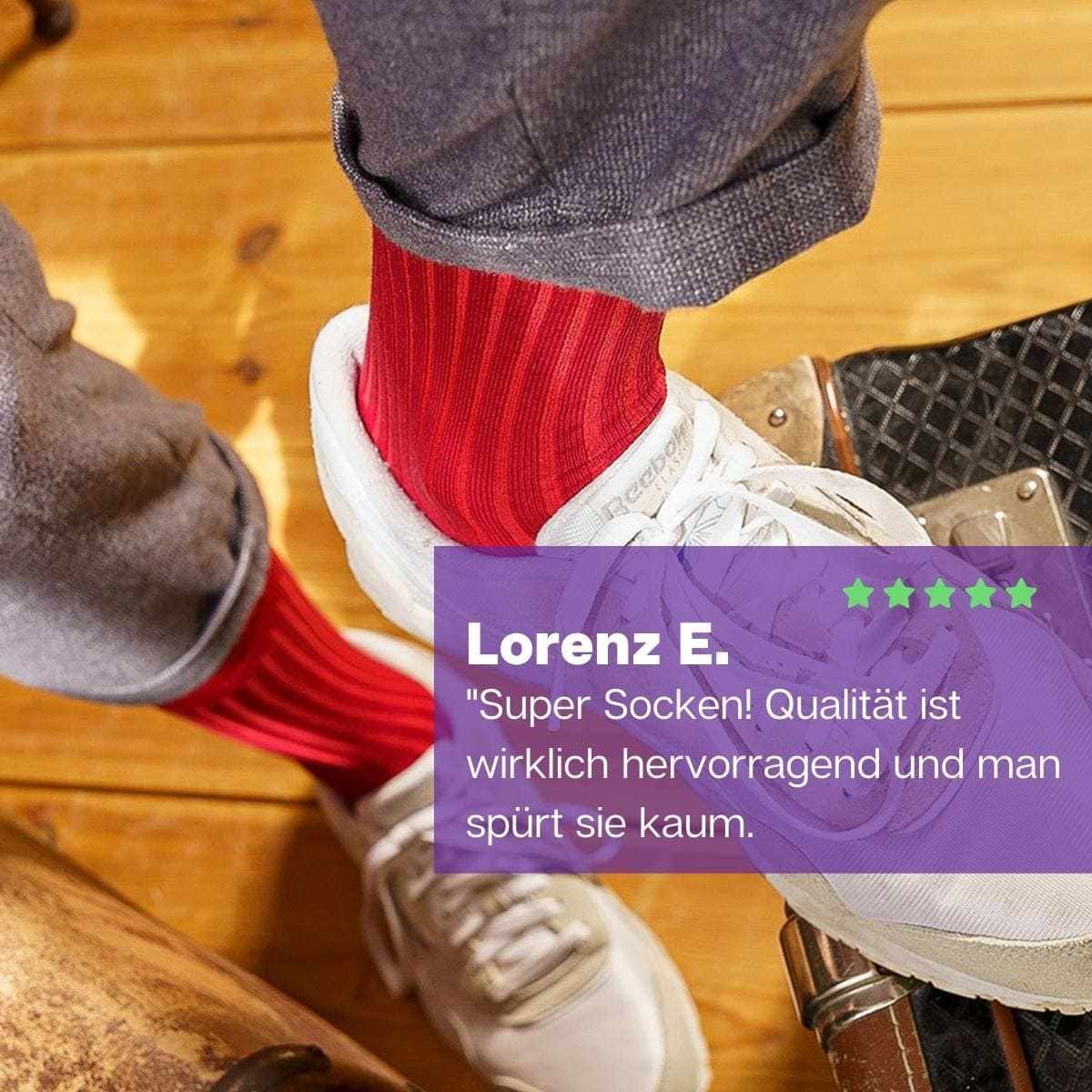 Erstklassige rote Luxus-Socken von PATRON SOCKS in weißen Sneaker.