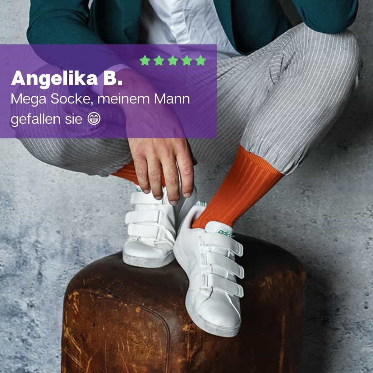 Orange Luxus-Socken von PATRON SOCKS mit einzigartigem Flair in weißen Sneaker.