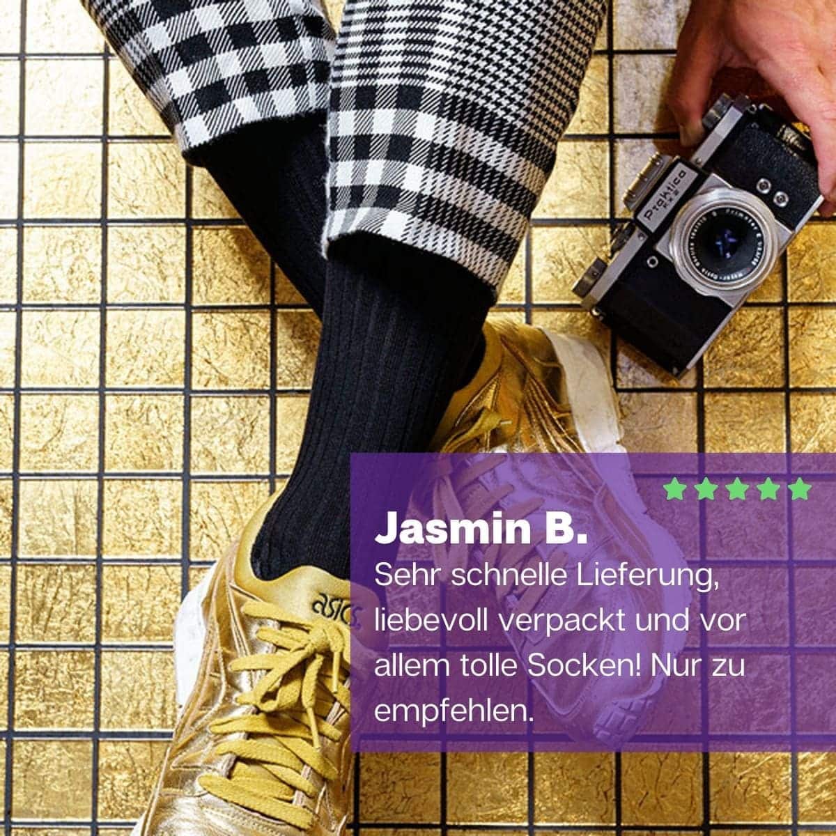 Schwarze Premium Herren Socken von PATRON SOCKS mit goldenen Sneakern.