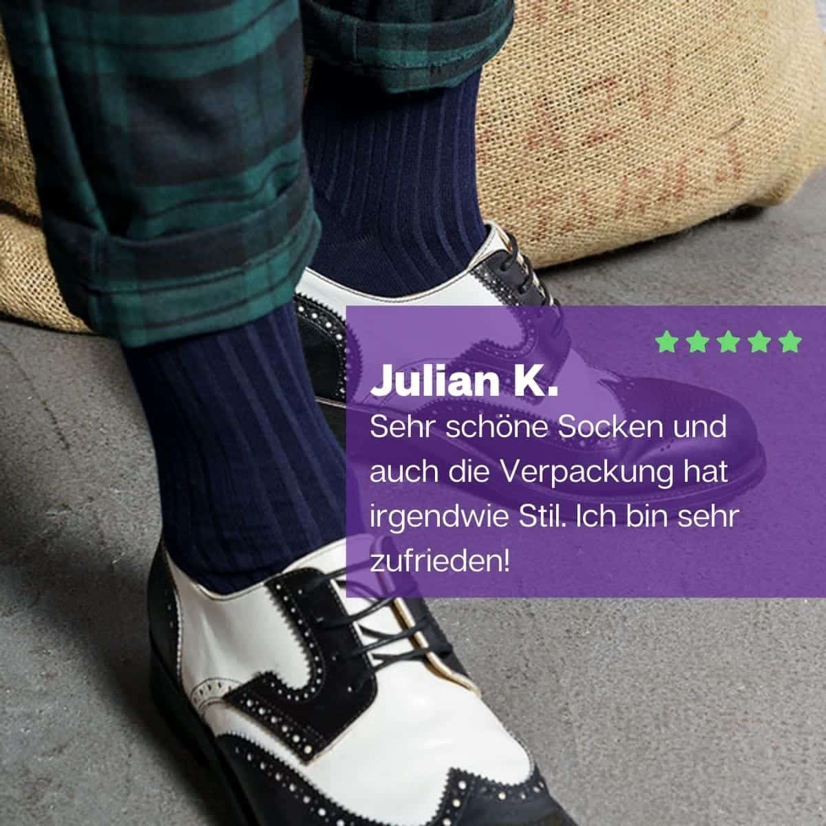 Blaue Luxus-Socken von PATRON SOCKs mit unvergleichlicher Eleganz zu einer karierten Hose.
