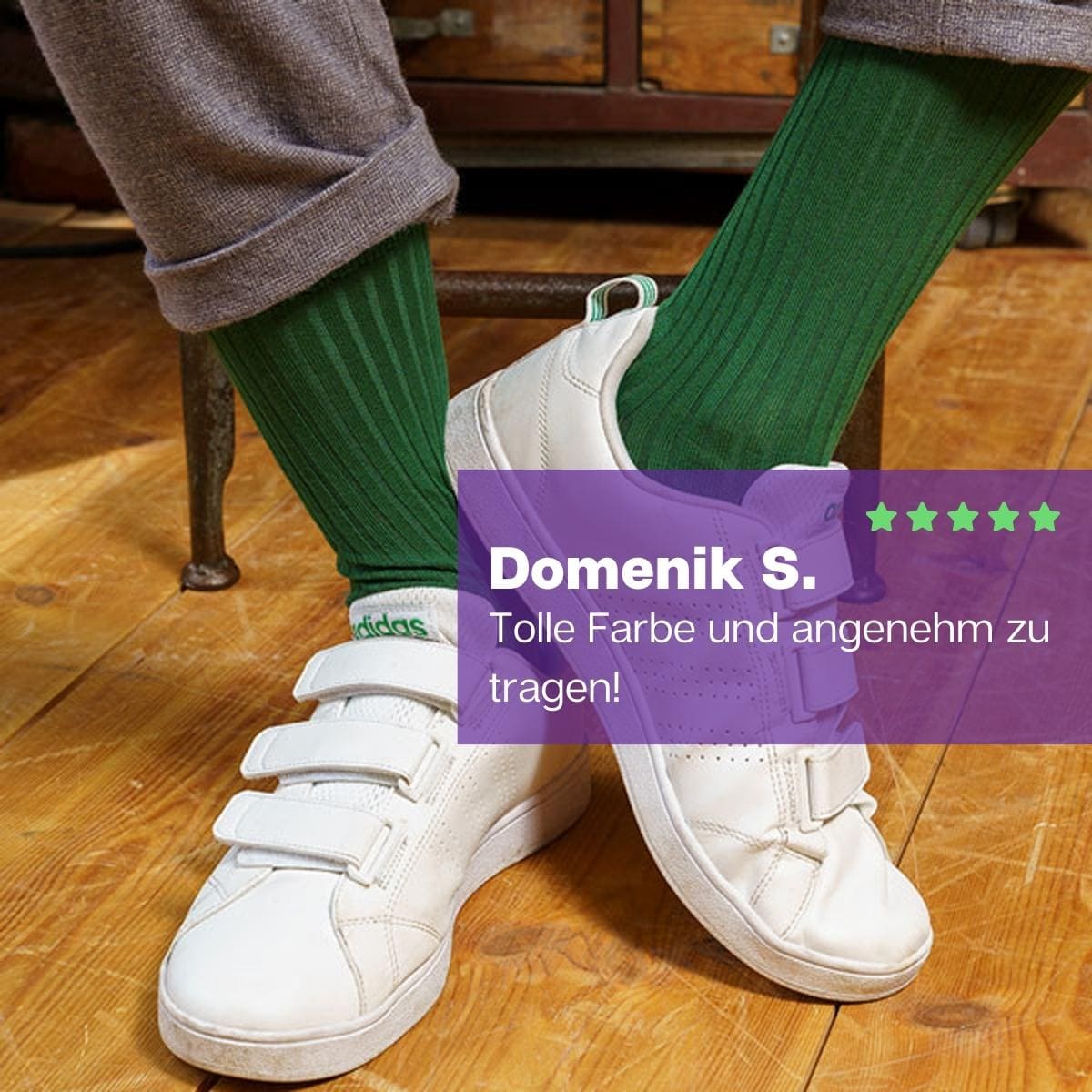 Grüne Business Socken von PATRON SOCKS in weißen Schuhen