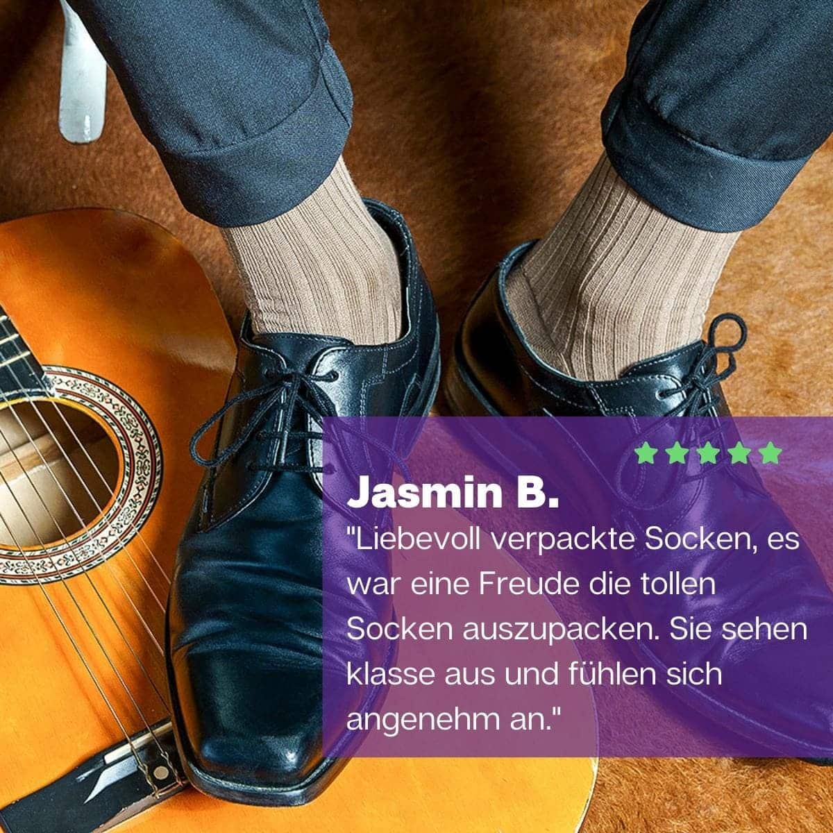 Präzise gefertigte hellbraune Luxussocken von PATRON-SOCKS in schwarzen Schuhen.