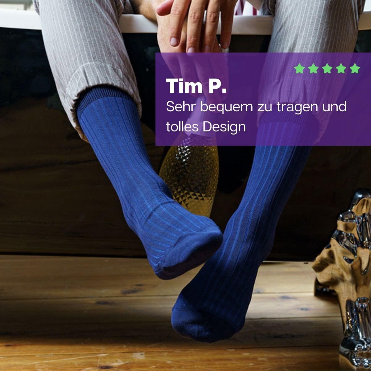 Blaue Two Tone Socken am Fuß