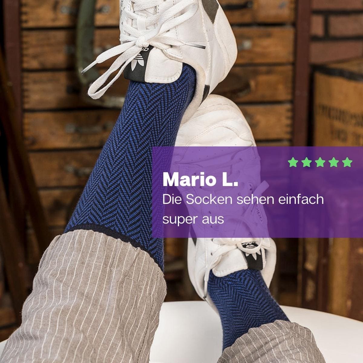 Luxus Herren Socken in blau schwarz von PATRON SOCKS in weißen Sneakern