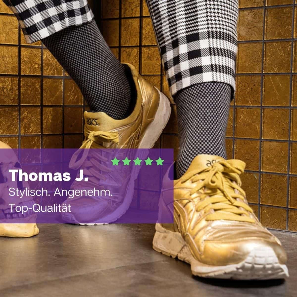 Männerbeine, bekleidet mit Caro-Hose, goldenen Sneakern und schwarz-weßen Herren Luxus Socken von PATRON SOCKS