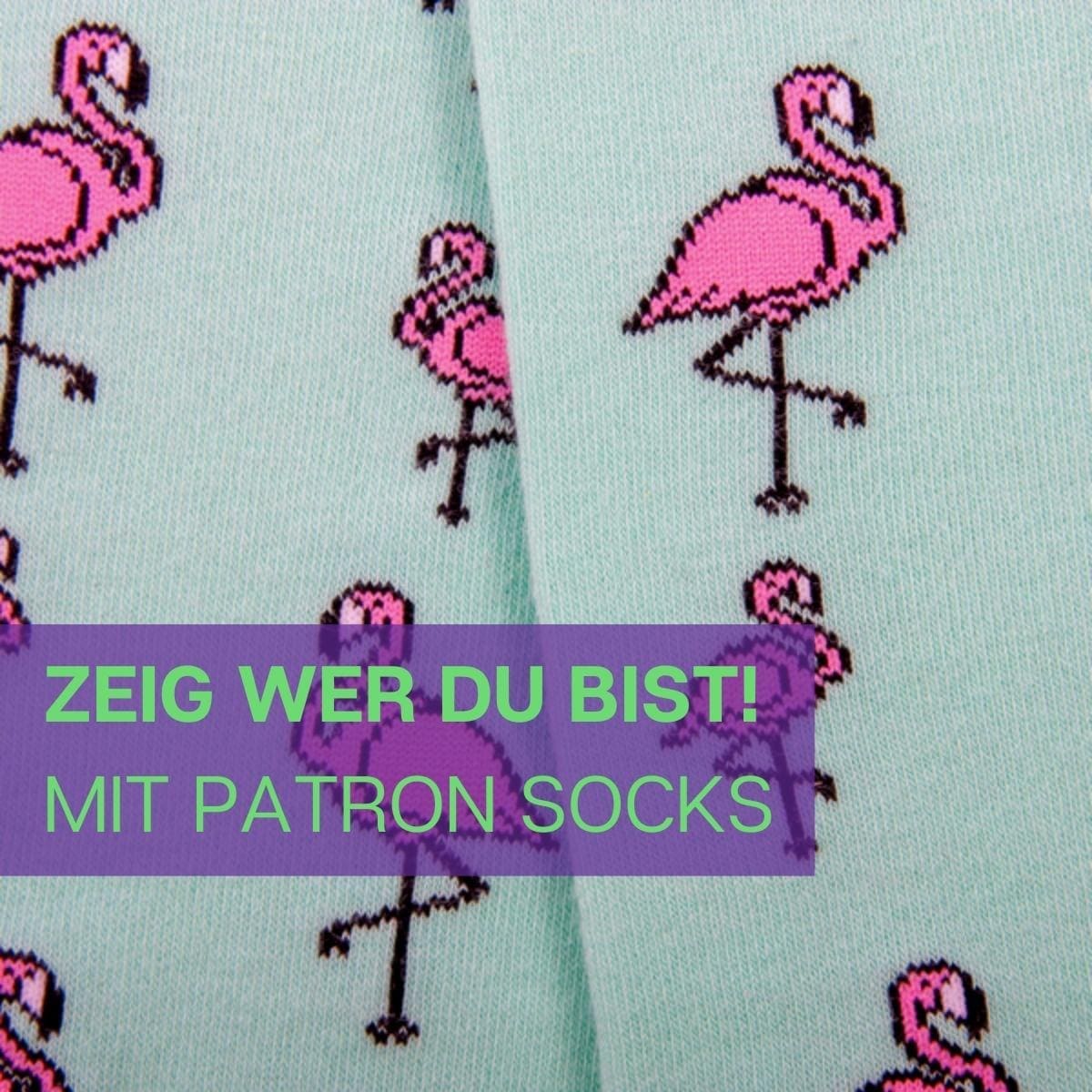 Nahaufnahme des auffälligen Designs der grünen Flamingo Socken von PATRON SOCKS
