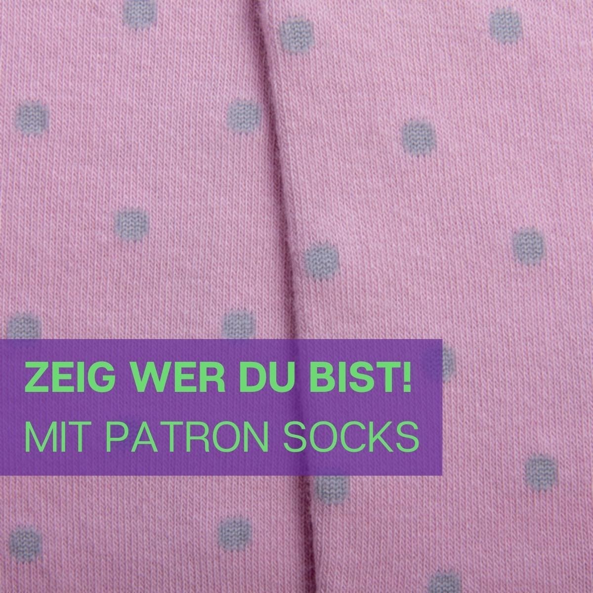 Nahaufnahme des beeindruckenden Designs der pink/grauen Punkte Socken von PATRON SOCKS
