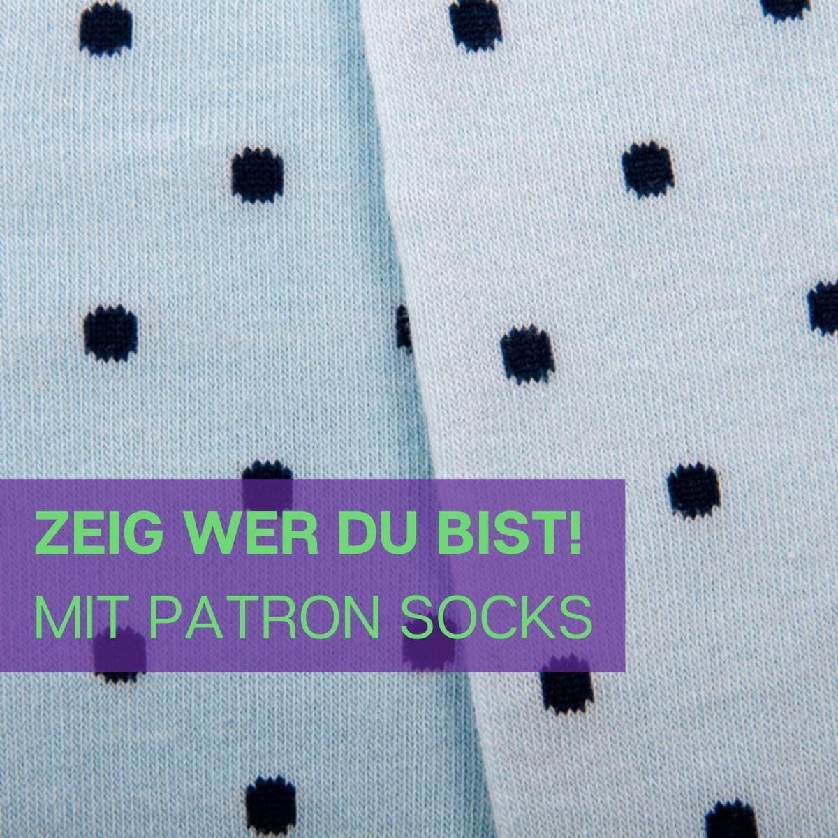 Nahaufnahme des lässigen Designs der blauen Punkte Socken von PATRON SOCKS
