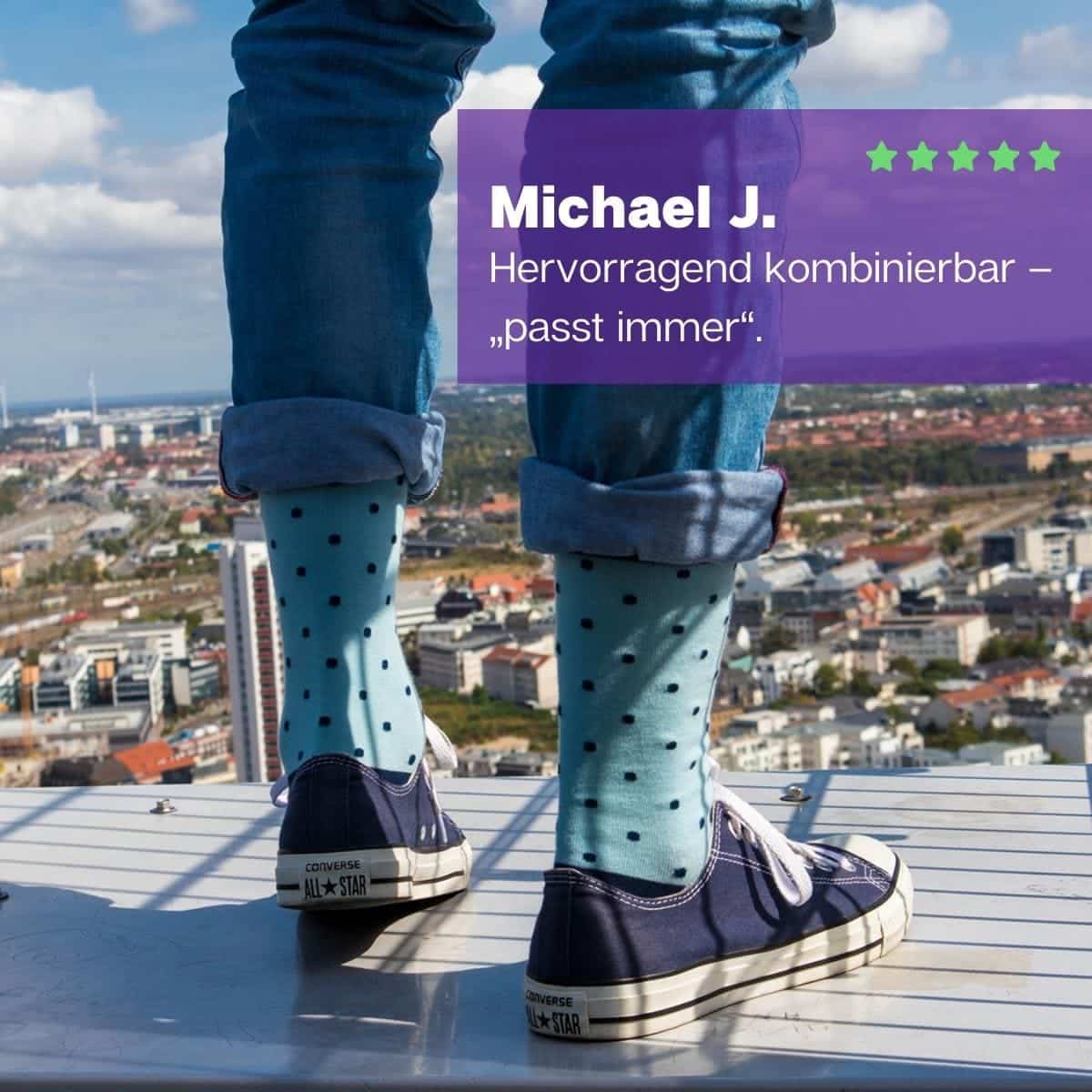 Punkte Socken von PATRON SOCKS mit blauen Converse Schuhen