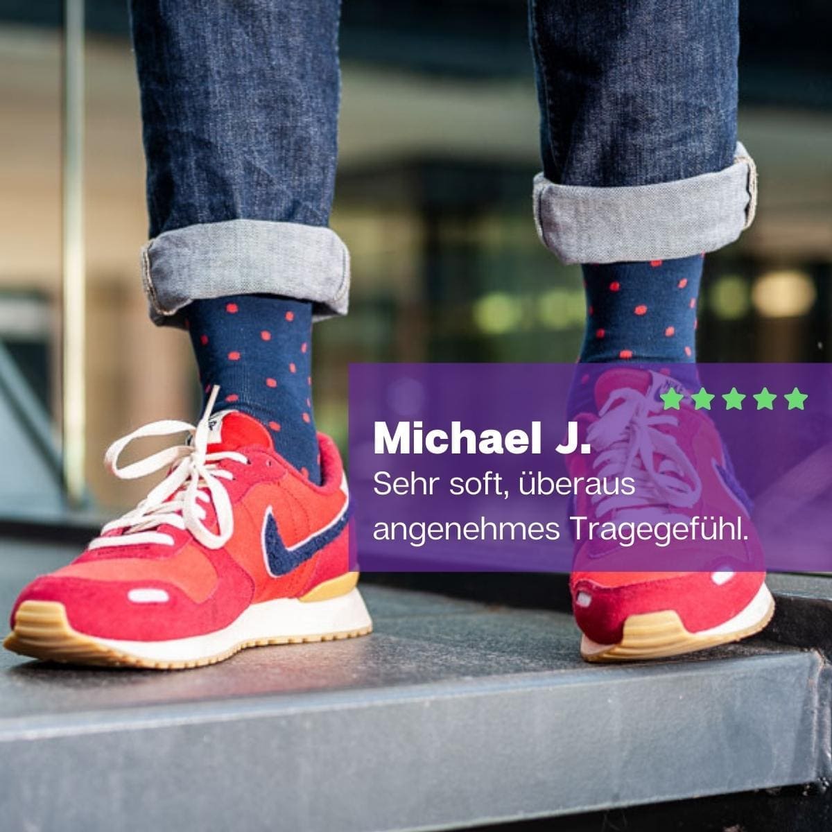 Punkte Socken von PATRON SOCKS mit roten Nike Schuhen
